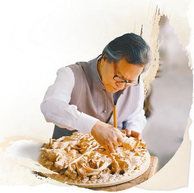 中国侨网陆光正在制作木雕.   资料图片