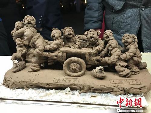 中国侨网图为非遗展区的泥塑作品。　董飞　摄