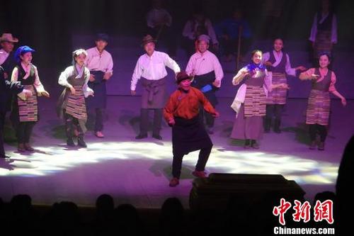 中国侨网图为村民跳起舞蹈。　孙翔 摄