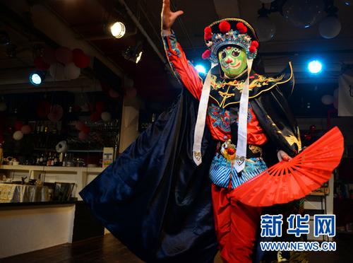 中国侨网中国留学生王文强9日晚在东京丰岛区一家西餐厅表演川剧“变脸”。新华网记者姜俏梅 摄
