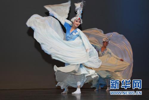 中国侨网来自中国河南郑州歌舞剧院的演员在“都柏林中国新年庆典”开幕式暨春节联欢晚会上表演舞蹈。新华网发