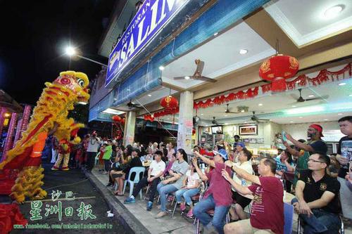 中国侨网大批民众一早到沙林茶室占好位子，观赏舞狮表演。（马来西亚《星洲日报》）
