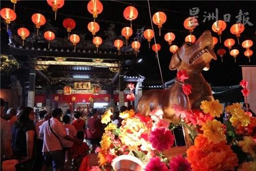 中国侨网槟城万脚兰蛇庙年初五晚举办第六届“旺犬报喜”庙会暨请火仪式。（马来西亚《星洲日报》资料图）