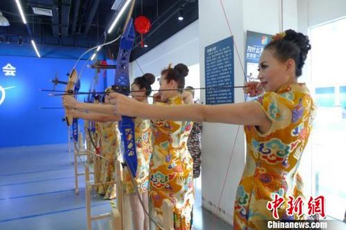 中国侨网常州穿旗袍女性玩射箭。　谈晓轶　摄