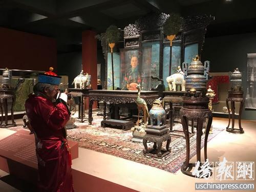 中国侨网一位华人在参观“慈禧太后——颐和园文物精选展”时，特地穿上了适时的衣服，表示对展览的极大支持。（美国《侨报》/章宁 摄）