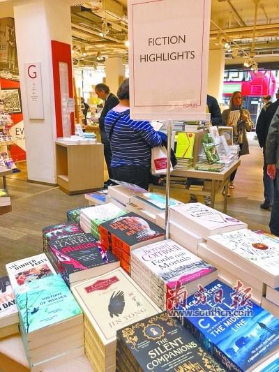 中国侨网在英国伦敦的Foyles书店，《英雄诞生》（圈中）被放在“热销小说”上推介。张菁供图