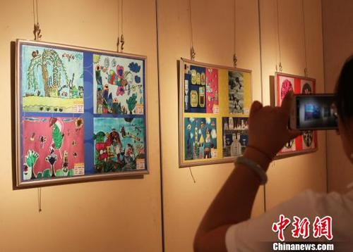 中国侨网6月29日，“2018中国欧盟‘探索之旅’青少年画展”在烟台开幕。　张玉雷　摄