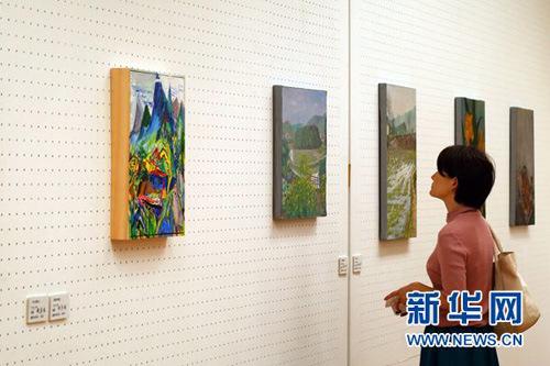 中国侨网10月8日，在日本东京世田谷美术馆，一位观众欣赏展出的中国艺术家画作。 新华社记者王可佳摄