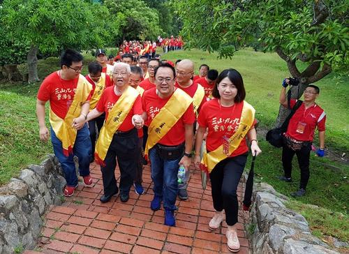 中国侨网甲华堂顾问兼主祭人林源瑞（左二）12年风雨不改徒步登山，展现对中华文化的坚持。（马来西亚《星洲日报》）