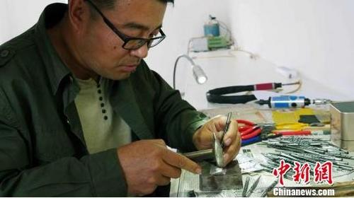 中国侨网图为高杨在制作蒙古刀。　李富　摄
