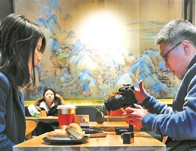 中国侨网图为不少顾客来店里拍照。 摄影/本报记者 王晓溪
