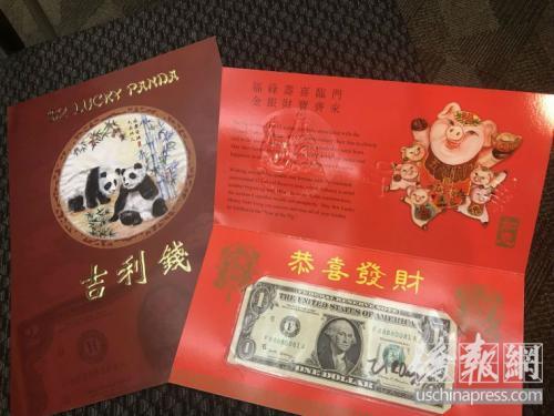 中国侨网熊猫吉利钱(左)及猪年生肖吉利钱。(图片来源：美国侨报记者 徐一凡 摄)