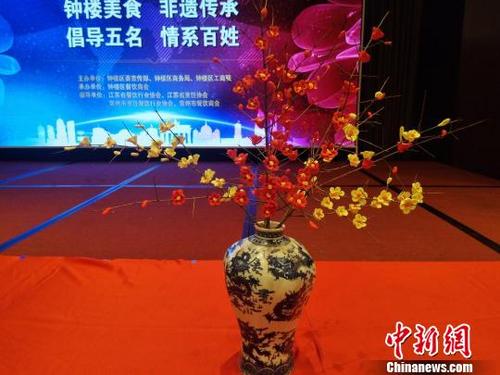 中国侨网这么美的梅花瓶原来是用来吃的　魏佳文　摄