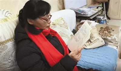 中国侨网60岁的师娘正在看书。新京报记者 吴靖 摄