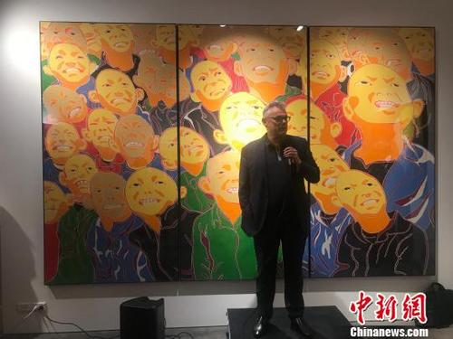 中国侨网澳大利亚前驻华大使芮捷锐(Geoff Raby)介绍方力钧的艺术特色。　陶社兰　摄
