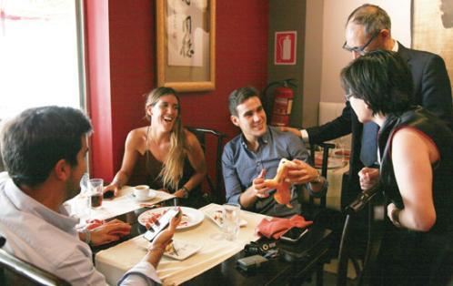 中国侨网西班牙中餐厅老板娘为就餐的顾客讲解中餐文化。(图片来源：欧洲时报实习记者邵依妮 摄)
