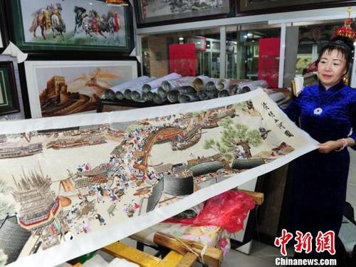 中国侨网张凤杰展示完成的《清明上河图》。 刘栋 摄