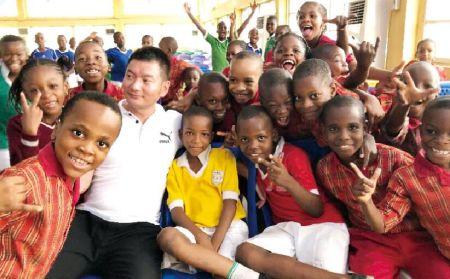 中国侨网资料图：尼日利亚华星艺术团走进当地学校，与孩子们分享中国文化。（尼日利亚华星艺术团供图）