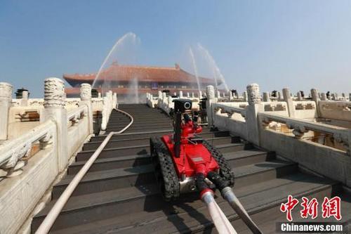 中国侨网消防员进行灭火作业。（中新社记者 盛佳鹏 摄）