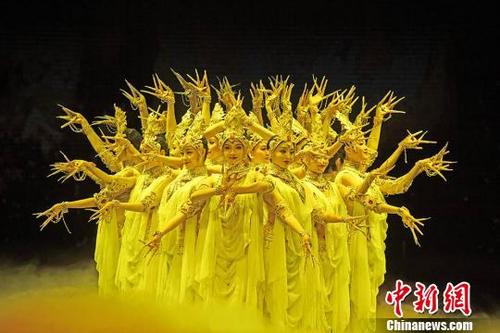 中国侨网 5月23日晚，纪念中国经典民族舞剧《丝路花雨》创演40周年文艺晚会在兰州举行。　杨艳敏　摄