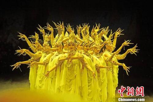中国侨网 5月23日晚,纪念中国经典民族舞剧《丝路花雨》创演40周年文艺晚会在兰州举行。 杨艳敏 摄