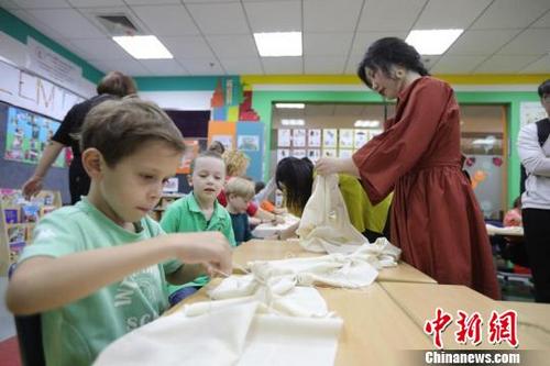 中国侨网教师教授小朋友如何进行扎染　柴家权　摄