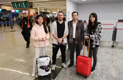 中国侨网阿根廷华人青年歌手赴北京参加“水立方杯”总决赛。（来源：阿根廷华人网）
