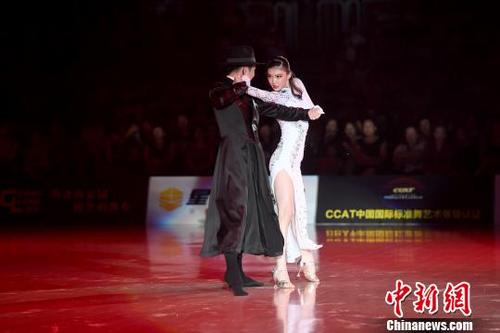 中国侨网图为开幕式上演中国首部国标舞剧《海河红帆》。 俞靖 摄