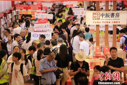 中国侨网民众在上海展览中心选择自己心爱的书籍。　殷立勤　摄