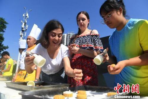 中国侨网图为外国青年现场制作月饼。　陈超　摄