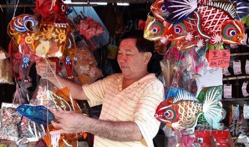 中国侨网张瑞清制作灯笼已经40多年。(马来西亚《星洲日报》/陈文强 摄)