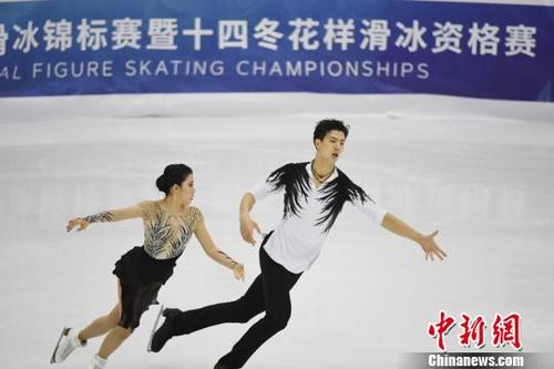 中国侨网王诗玥（左）/柳鑫宇在表演冰上舞蹈自由舞《黑天鹅》。　张瑶　摄
