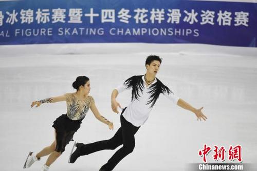 中国侨网王诗玥(左)/柳鑫宇在表演冰上舞蹈自由舞《黑天鹅》。 张瑶 摄