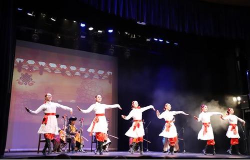 中国侨网在布达佩斯演出中，马头琴合奏与舞蹈《万马奔腾》。（匈牙利欧洲华通社）