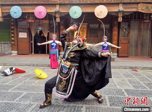 中国侨网走进千年古城山东青州，非遗技艺展演成为当地一大特色。　赵晓　摄