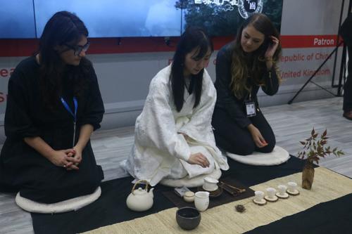 中国侨网茶艺师向观众传授中国传统茶艺。(《欧洲时报》/那娜 摄)