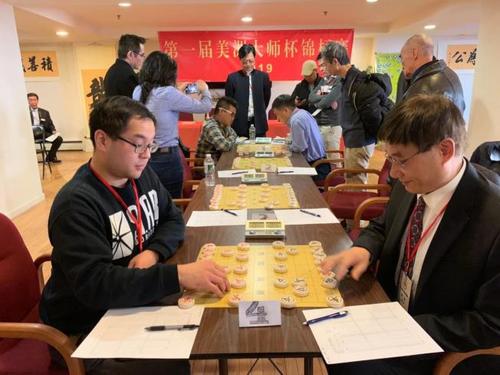 中国侨网选手对弈争夺首届美洲象棋大师杯锦标赛的棋王。(美国《世界日报》/牟兰 摄)