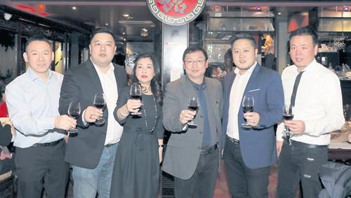 中国侨网法国亚洲餐饮联合总会会长黄美娜（左3）与协会成员在“新安江”餐厅。（《欧洲时报》/孔帆 摄）