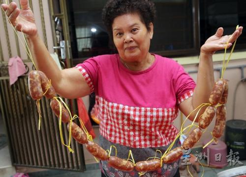 中国侨网蔡秀珍获得母亲的真传，每年都制作令人回味无穷的酒香腊肠。（马来西亚《星洲日报》/丁祖兴 摄）