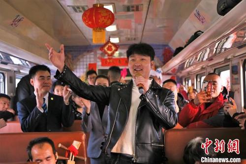 中国侨网 图为列车工作人员表演歌唱。　刘松霖　摄
