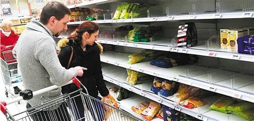 中国侨网匈牙利民众在超市内购物，食品货架上差不多已被取空。(翟朝辉 摄)