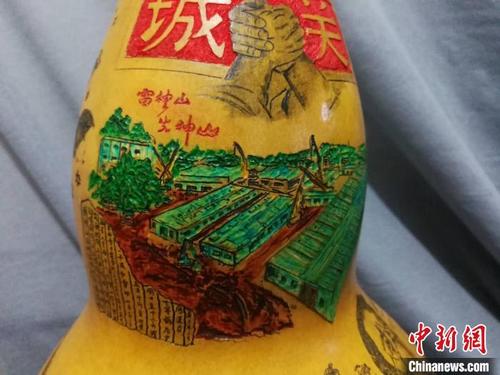 中国侨网近日，兰州民间艺人王立荣耗时近一个月，在葫芦上微雕完成战“疫”百态图。　徐雪　摄