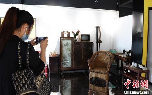 中国侨网图为老物件打造的房间吸引市民拍照留念。　周毅　摄