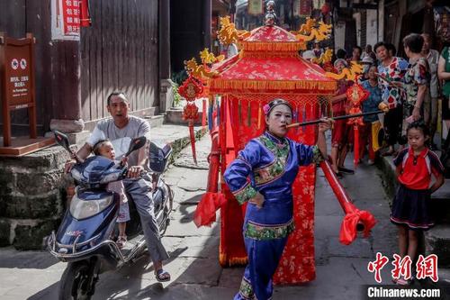 中国侨网周子古镇上的传统婚俗表演。 李锋 摄