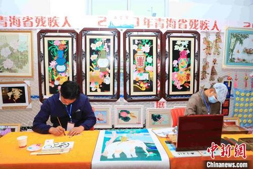 中国侨网图为手工作品展示。　石延寿　摄