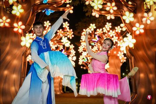 中国侨网自由舞者夫妻郑龙和李瑞敏呈献的舞蹈表演《唤秋风》是滨海花园庆中秋的线上活动亮点之一。（新加坡《联合早报》/林泽锐 摄）