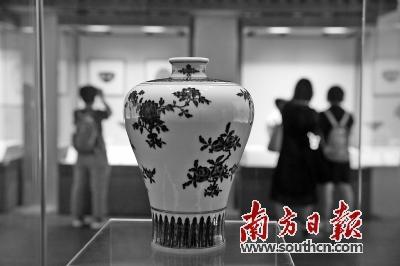 中国侨网清乾隆款青花折枝花果纹梅瓶。
