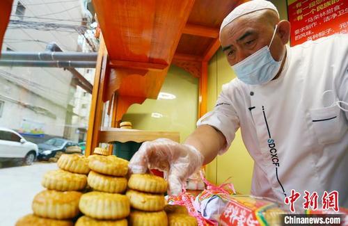 中国侨网今年54岁的老兰州人马荣林，传承纯手工月饼制作工艺已41年，保留传统味道的同时，也留住了很多市民儿时的记忆。临近中秋，马荣林的手工月饼往往供不应求。　高展　摄