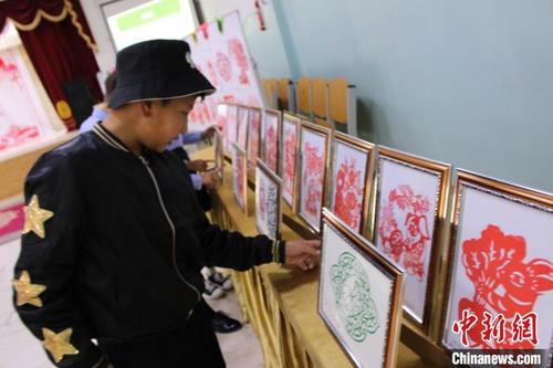 中国侨网图为蒙古国扎门乌德孔子课堂学生的剪纸作品。　署光　摄