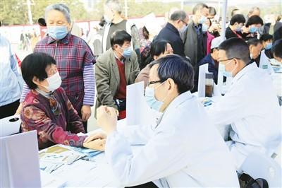 中国侨网图为活动现场，民众接受中医服务。本报记者 喻京英摄